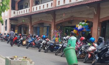 PetugaskebersihanmembawabaksampahdisekitarPPMSampit.