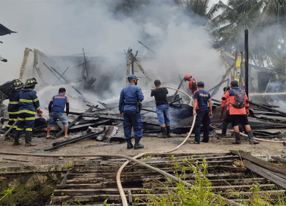 Pihak Pemadam Kebakaran saat memadamkan api yang melahap sejumlah bangunan di Jalan Garuda Induk Kota Palangka Raya Minggu 8 Januari 2023.