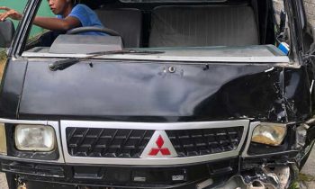 Pikap yang mengalami kecelakaan menabrak sebuah mobil parkir di bahu Jalan HM Arsyad Sampit Kamis 5 Januari 2023.