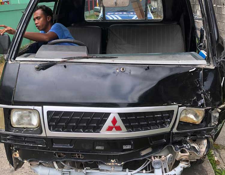 Pikap Oleng Tabrak Mobil hingga Masuk Parit