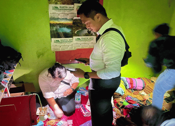 Polisi menggeledah rumah tersangka kasus sabu Senin 9 Januari 2023.