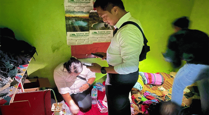 Polisi menggeledah rumah tersangka kasus sabu Senin 9 Januari 2023.