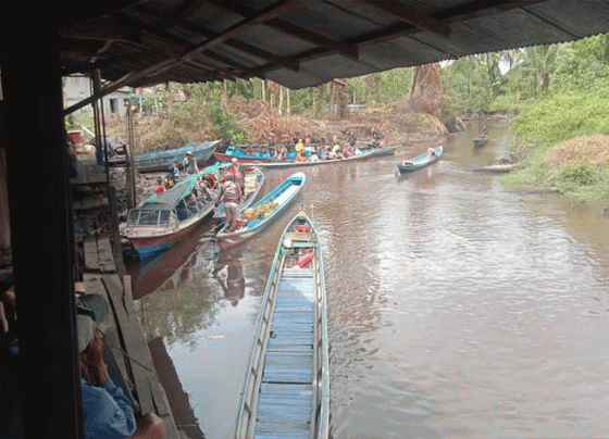 Proses pengangkutan penumpang menggunakan kelotok yang lebih kecil atau ces.