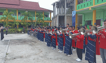 Puncak perayaan HUT ke 69 drum band siswa SMPN 1 Sampit tunjukkan aksinya Selasa 10 Januari 2023.