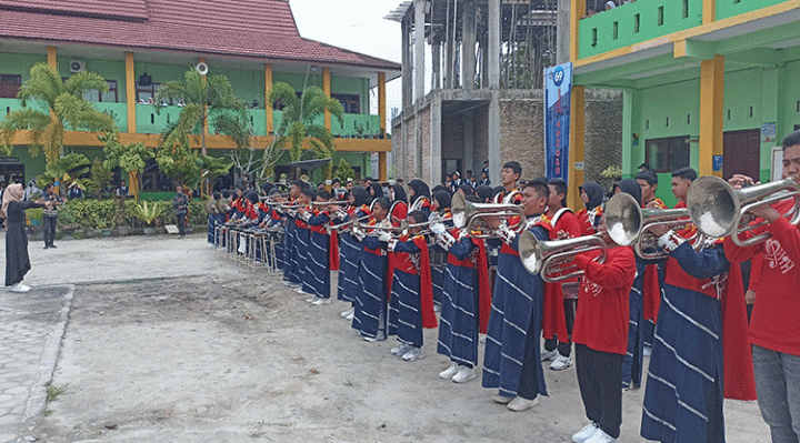 Puncak perayaan HUT ke 69 drum band siswa SMPN 1 Sampit tunjukkan aksinya Selasa 10 Januari 2023.