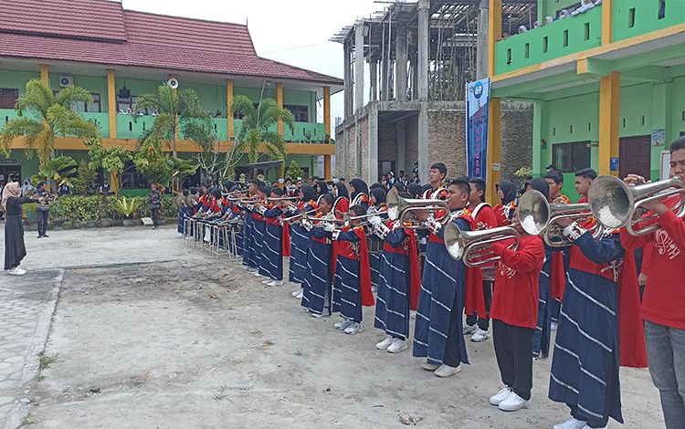 Puncak Perayaan HUT ke-69, Drum Band Siswa SMPN 1 Sampit Tunjukkan Aksinya