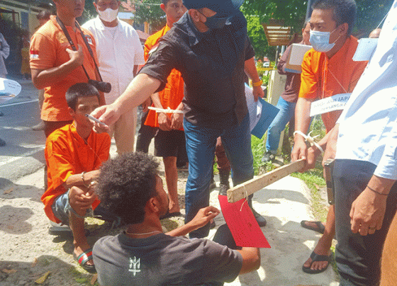 Rekontruksi tersangka memukul korban diperagakan peran pengganti menggunakan kayu balok Kamis 19 Januari 2023.