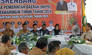 Riskon Fabiansyah S. Parningotan Lumban Gaol Modika Latifah Munawarah tiga orang paling kanan menghadiri Musrenbang MB Ketapang sebagai komitmen membahas pembangunan Senin 16 Januari 2023.