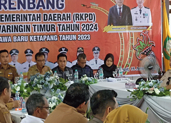 Riskon Fabiansyah S. Parningotan Lumban Gaol Modika Latifah Munawarah tiga orang paling kanan menghadiri Musrenbang MB Ketapang sebagai komitmen membahas pembangunan Senin 16 Januari 2023.