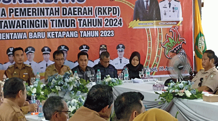 Riskon Fabiansyah S. Parningotan Lumban Gaol Modika Latifah Munawarah tiga orang paling kanan menghadiri Musrenbang MB Ketapang sebagai komitmen membahas pembangunan Senin 16 Januari 2023.