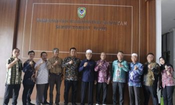 Rombongan Komisi II DPRD Kabupaten Hulu Sungai Selatan Provinsi Kalsel foto bersama saat mengunjungi DPRD Seruyan.