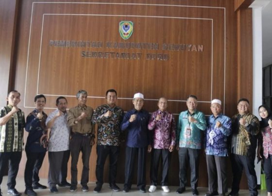 Rombongan Komisi II DPRD Kabupaten Hulu Sungai Selatan Provinsi Kalsel foto bersama saat mengunjungi DPRD Seruyan.