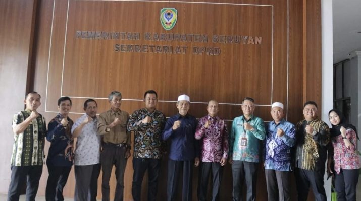 Rombongan Komisi II DPRD Kabupaten Hulu Sungai Selatan Provinsi Kalsel foto bersama saat mengunjungi DPRD Seruyan.
