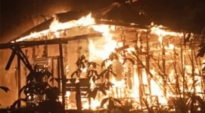 Rumah yang mengalami kebakaran.