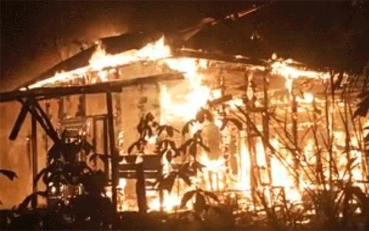 Rumah Tak Berpenghuni Hangus Terbakar 