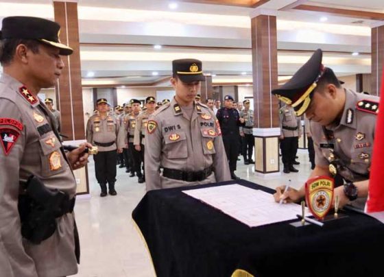 Salah satu Kapolres menandatangani berita acara Sertijab disaksikan Kapolda Kalteng Irjen Pol Nanang Avianto Kamis 12 Januari 2023.