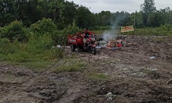 Salah satu aktivitas pengelolaan sampah di sebuah tempat penampungan sementara di Kotim.