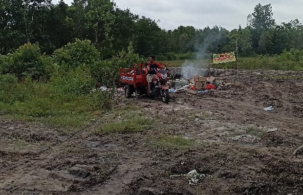 Salah satu aktivitas pengelolaan sampah di sebuah tempat penampungan sementara di Kotim.