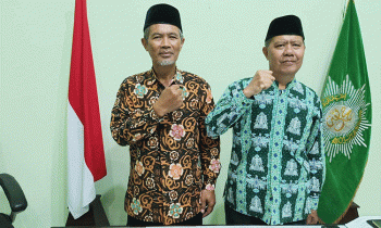 Sebelah kanan Pimpinan Wilayah Muhammadiyah Kalteng Prof Dr H Ahmad Syari MPd