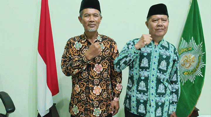 Sebelah kanan Pimpinan Wilayah Muhammadiyah Kalteng Prof Dr H Ahmad Syari MPd