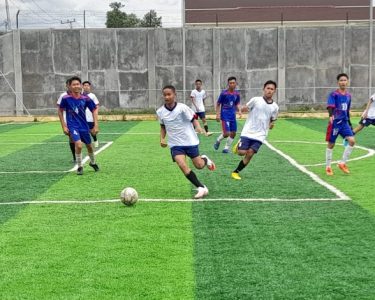 Sebuah pertandingan turnamen mini soccer Jalan Nyai Enat Sampit di mana Tim SMPN 2 Sampit telah melewati babak semifinal.