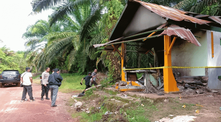 Sebuah pos jaga PT WNL yang dirusak oleh para tersangka.