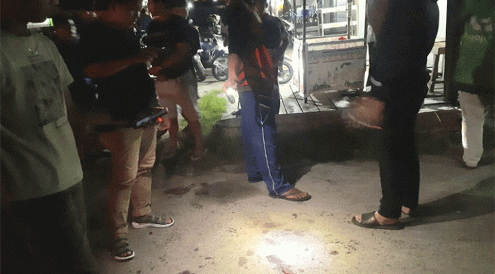 Sejumlah warga berkerumun di tempat kejadian penikaman di Jalan Sethaji Kota Palangka Raya setelah dievakuasi ke RS Bhayangkara. Terlihat ada tercecer darah korban di tanah.