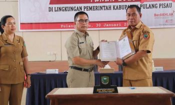 Sekda Pulang Pisau Tony Harisinta kacamata usai Penandatanganan Perjanjian Kinerja Perangkat Daerah Kabupaten Pulang Pisau.