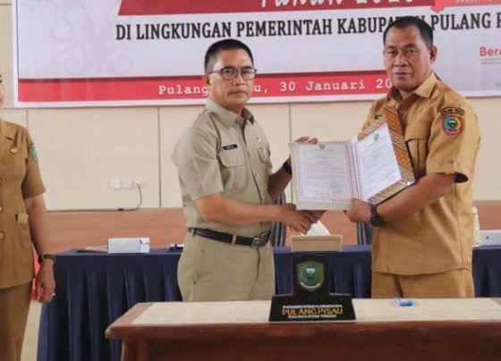 Sekda Pulang Pisau Tony Harisinta kacamata usai Penandatanganan Perjanjian Kinerja Perangkat Daerah Kabupaten Pulang Pisau.