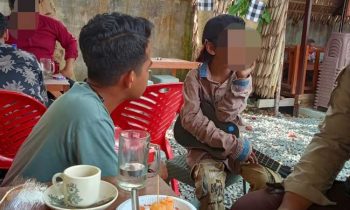 Seorang bocah pengamen yang diduga menjadi korban eksploitasi anak di Sampit saat ditanya wartawan.