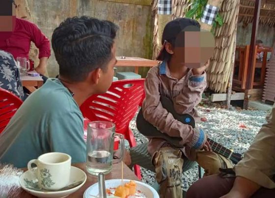 Seorang bocah pengamen yang diduga menjadi korban eksploitasi anak di Sampit saat ditanya wartawan.