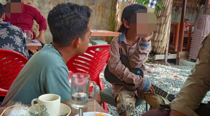 Seorang bocah pengamen yang diduga menjadi korban eksploitasi anak di Sampit saat ditanya wartawan.