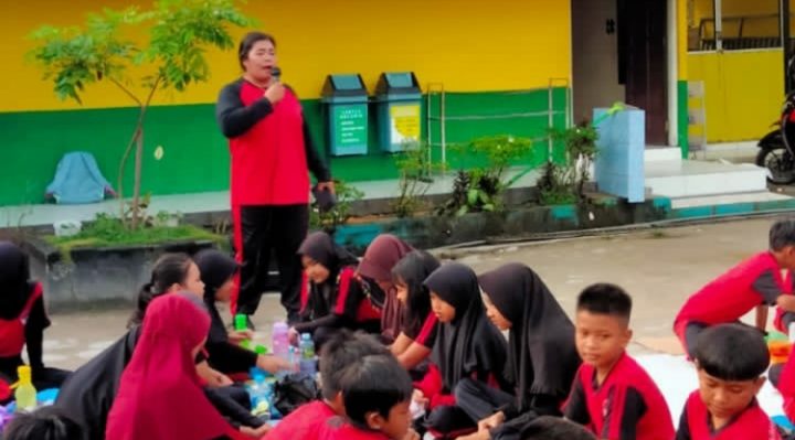 Seorang guru SDN 4 Ketapang memberikan pengarahan pentingnya makanan bergizi kepada siswa Jumat 27 Januari 2023.