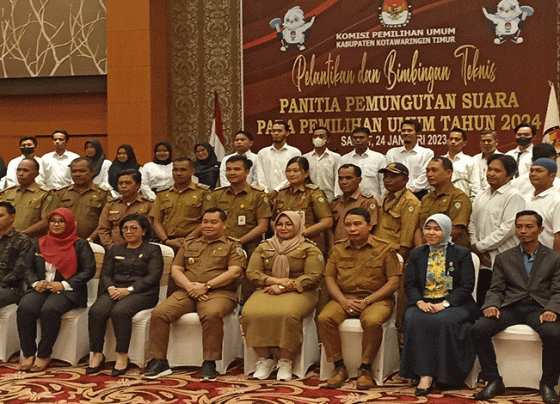 Sesi Foto Bersama Halikin dengan KPU Kotim dan PPS terpilih serta beberapa pihak lainnya di mana Bupati Kotim itu Dukung Rencana KPU Kotim Sediakan TPS Khusus di Kawasan Perusahaan