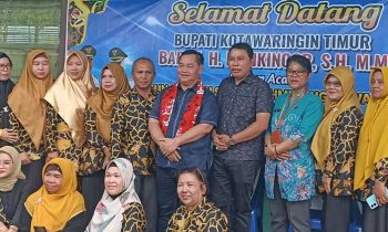 Sesi foto bersama Bupati Kotim Halikinnor bersyal merah dan jajarannya dengan para guru dan staf SMAN 3 Sampit 27 Januari 2023
