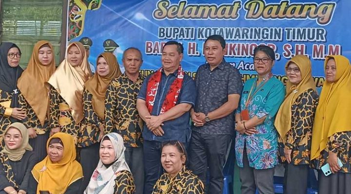 Sesi foto bersama Bupati Kotim Halikinnor bersyal merah dan jajarannya dengan para guru dan staf SMAN 3 Sampit 27 Januari 2023