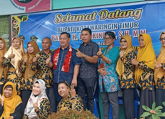 Sesi foto bersama Bupati Kotim Halikinnor dan jajarannya dengan para guru SMAN 3 Sampit di mana katanya Pemkab Kotim menaikkan beasiswa Dikti hingga 3 kali lipat dari tahun lalu Jumat 28 Januari 2023.