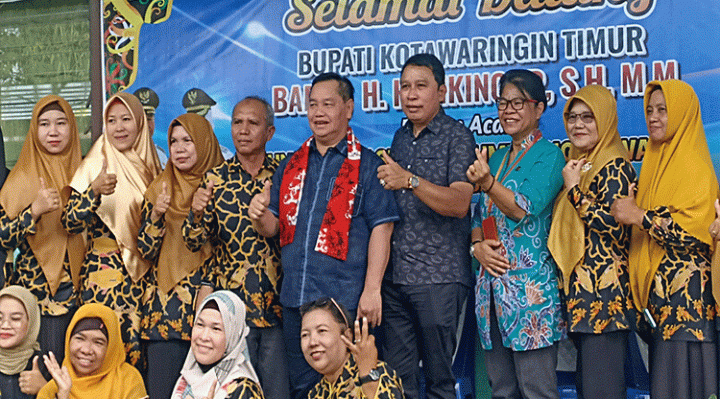 Sesi foto bersama Bupati Kotim Halikinnor dan jajarannya dengan para guru SMAN 3 Sampit di mana katanya Pemkab Kotim turut bantu pembenahan musala sekolah itu Jumat 28 Januari 2023.