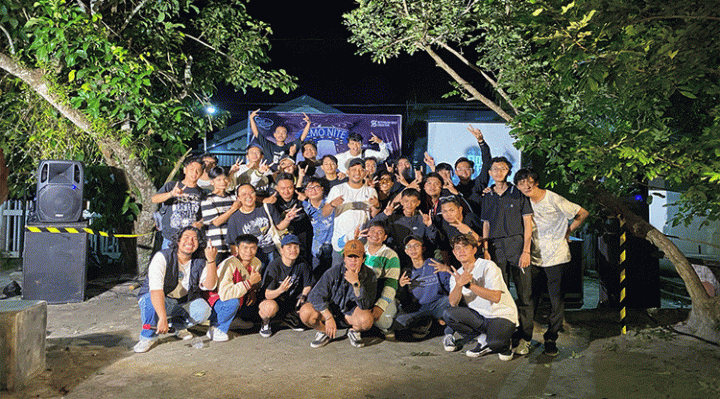Sesi foto bersama panitia dan pengisi acara Emo Nite Chapter I yang menyajikan 4 band musik untuk menghibur para pecinta musik Emo Jumat 13 Januari 2023.
