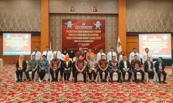 Sesi foto bersama pelantikan dan Bimtek PPK pada Pemilu 2024 Rabu malam 4 Januari 2023.