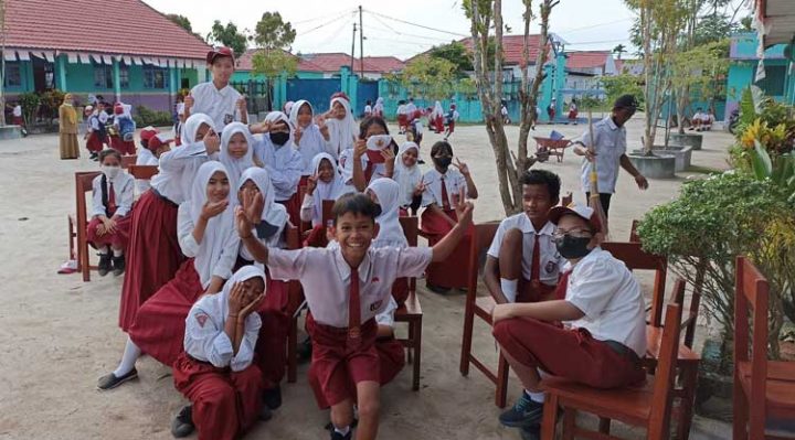 Siswa SDN 4 Sawahan yang telah mendapatkan pengarahan tentang pelarangan membawa lato lato ke sekolah