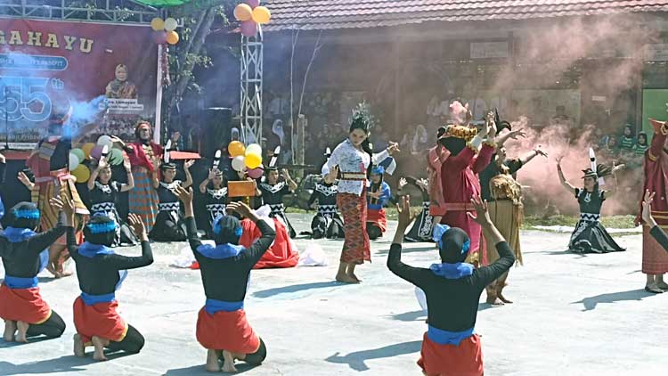 Siswa SMKN 1 Sampit Tunjukan Tarian Daerah Kalimantan dan Bali, Ini Kata Irawati