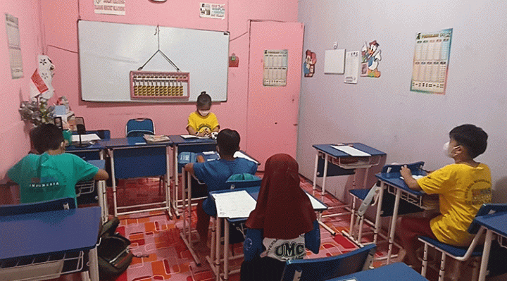 Suasana Belajar lembaga kursus UMC Sampit yang 10 siswanya akan mengikuti Piala Bupati Lomba Mental Aritmatika Senin 9 Januari 2023.