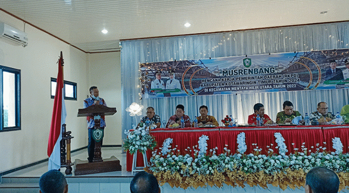 Suasana Musrenbang RKPD Kecamatan Mentaya Hilir Utara di mana Dewan ingin akses jalan ke Desa Pondok Damar dibangun karena diklaim mampu mempersingkat jarak tempuh 30 km.