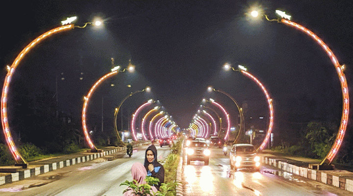 Suasana Terowongan Nur Mentaya pada malam hari.