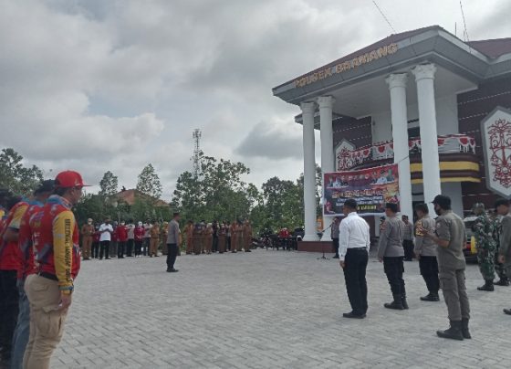 Suasana apel siaga yang digelar di halaman Polsek Baamang mengantisipasi karhutla dan kebakaran permukiman saat kemarau Senin 9 Januari 2023