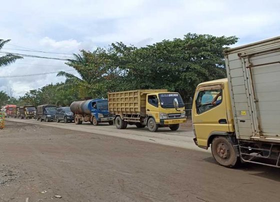 Suasana kemacetan di depan Perumahan Pendawa akibat perbaikan jalan di mana salah satu pengandara truk terjebak hingga hampir 1 jam Senin 30 Januari 2023