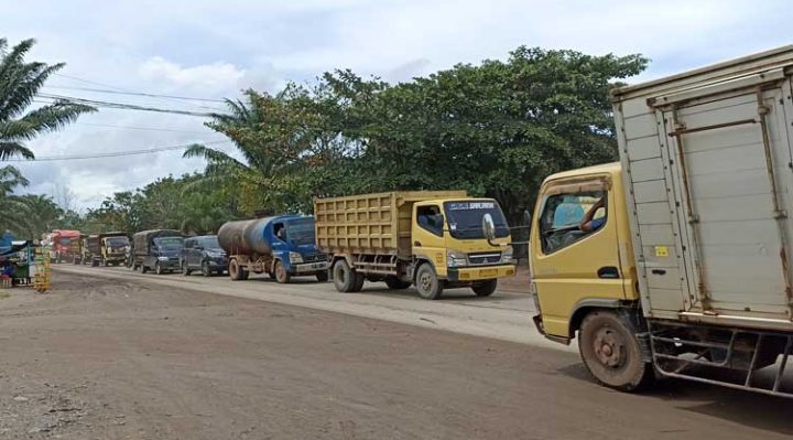 Suasana kemacetan di depan Perumahan Pendawa akibat perbaikan jalan di mana salah satu pengandara truk terjebak hingga hampir 1 jam Senin 30 Januari 2023