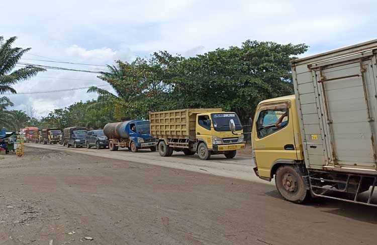 Pengendara Truk ini Terjebak Kemacetan Hampir 1 Jam Akibat Perbaikan Jalan Jenderal Sudirman