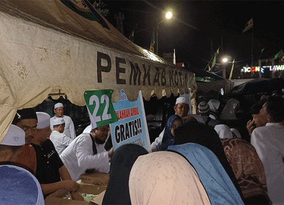 Suasana padatnya sesi pembagian makanan gratis Majelis Darul Khair petang ini pada acara Haul Abah Guru Sekumpul fi Ikon Jelawat Sampit Sabtu 28 Januari 2023.